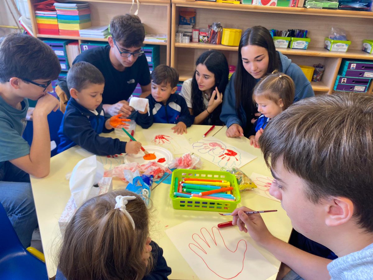 ausevamaristas's tweet photo. En el Día Montagne, tenemos presente la importancia de toda la comunidad educativa a través de los hermanamientos entre clases. Con las manos de ambos y algunas reflexiones,compartimos un sentimiento común, inspirados y guiados por Marcelino. #MaristasCuentaConmigo #SomosMaristas https://t.co/G3KdvfmPBj
