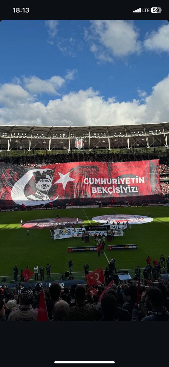 Yarın 29 Ekim cumhuriyet bayramı bugün bu derbiye bi cumhuriyet kutlaması yakışırdı ama stad Fransız takımının olunca bunu beklemek saçma….. 

Ben yinede 1 hafta önce kutladığımız görüntüyle yaşasın #CumhuriyetCoşkusu yaşasın #türkiye yaşasın #atatürk ♥️