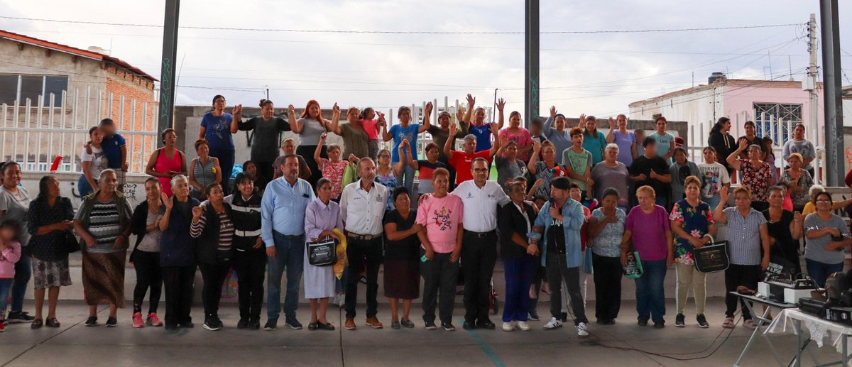 SGGDurango's tweet image. &quot;La familia es el pilar que fortalece nuestros valores y nos une como sociedad&quot;, @HectorVelaV

📍En el Centro Comunitario Benigno Montoya, se vivieron momentos de reflexión, reforzando la identidad y compromiso de las personas para forjar un porvenir más esperanzador❤️.