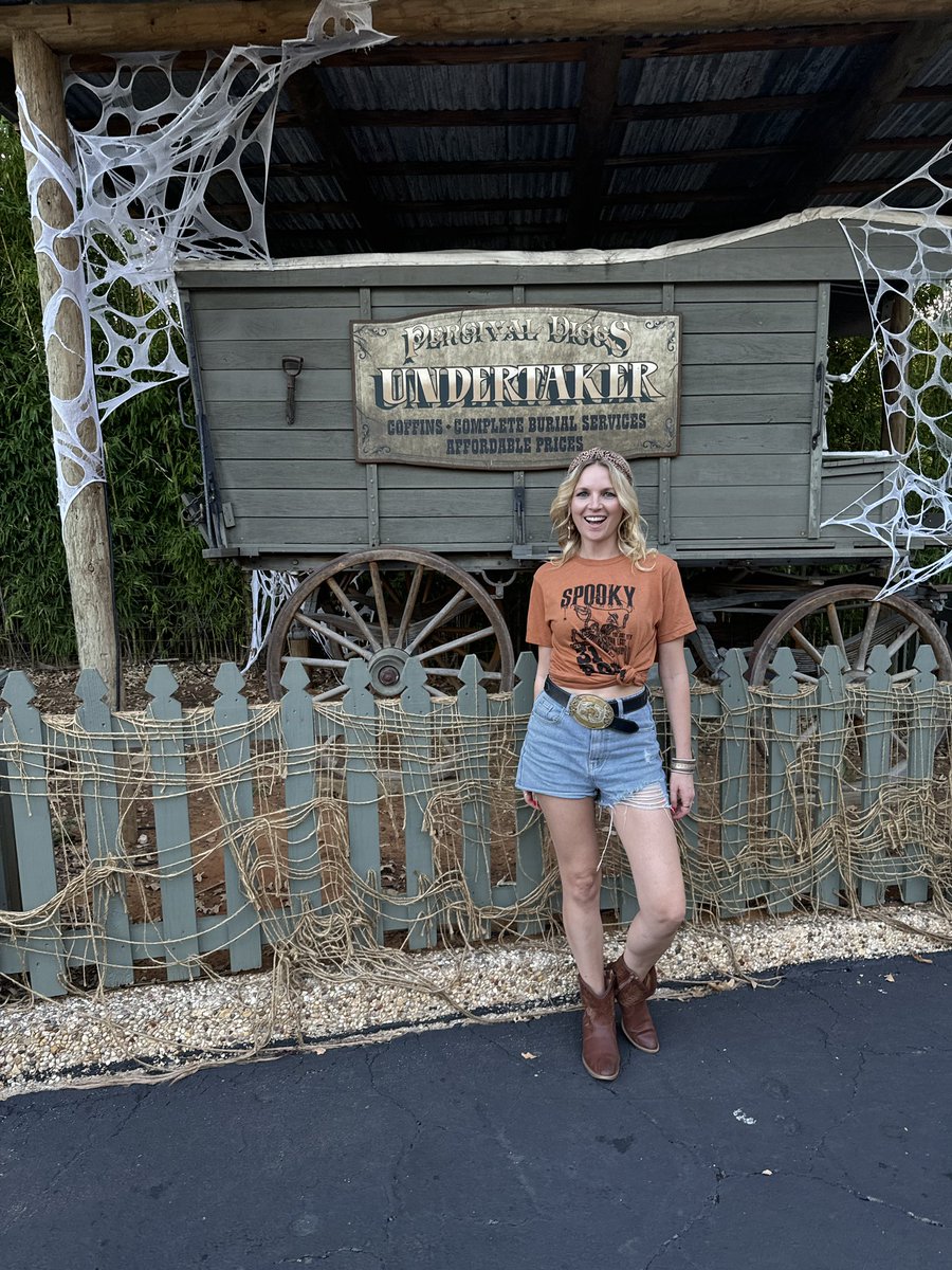 brooke_burfitt's tweet photo. Judging by my hair not shifting too much over the course of the day, you can tell which rides I went on! #I’lllookafterthebags

#sixflags #texas #sixflagsovertexas #scaredycat #halloween #spooky #fall #roadtrip #themepark #rollercoaster  #slowcoach #saloon #cowgirl https://t.co/V9Az5hv07r