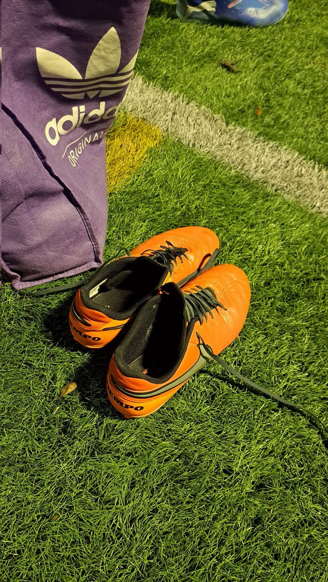 Charlotta89's tweet photo. Lyckad fotbollsträning idag. Ryggen tog inte lika mycket stryk den här gången 🥳 #träningshetsa https://t.co/2b5vmqs27h