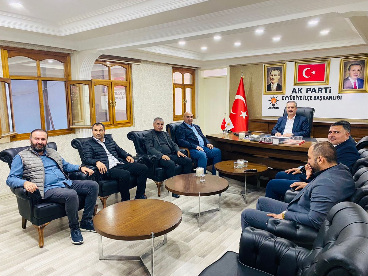 #HalkınEvi İlçe Başkanlığımızda kıymetli hemşehrilerimiz ile bir araya geldik. Bu yolda Gönüller Kazanmaya Devam Ediyoruz.

Talep, öneri ve sorunlarını samimiyetle dile getiren tüm hemşehrilerimize teşekkür ederim.