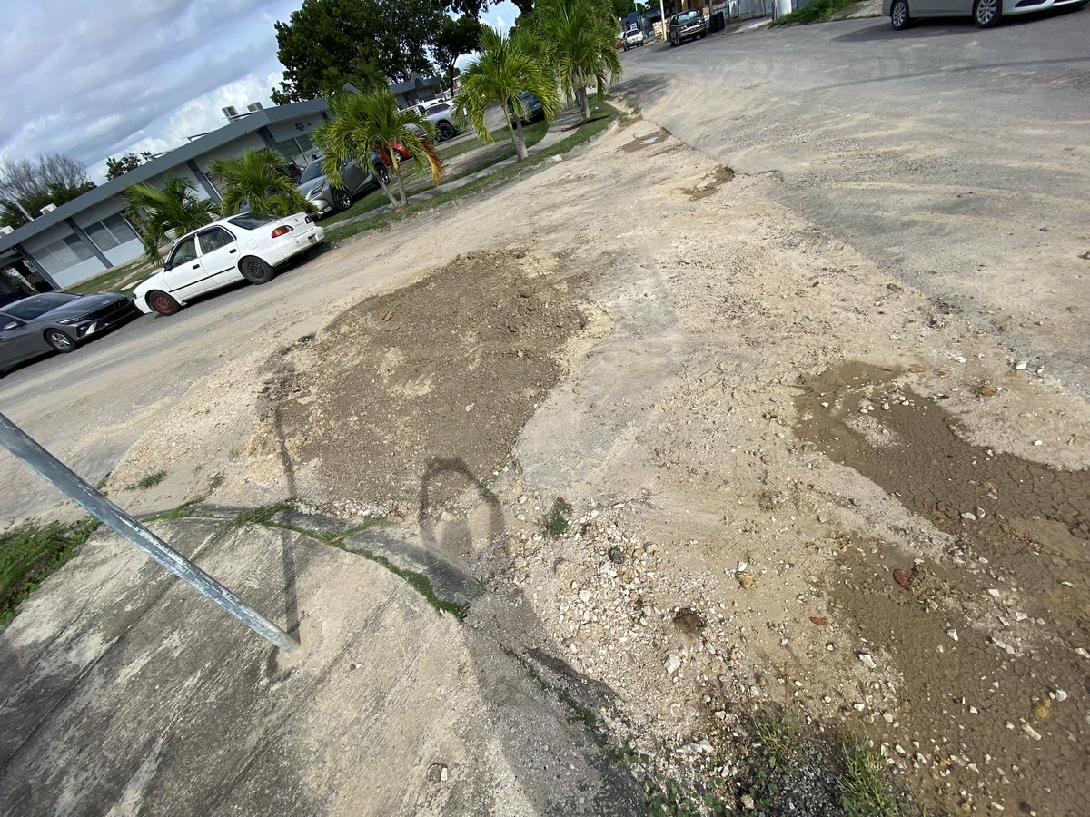 Anexey_'s tweet photo. Pregunta seria

@ACUEDUCTOSPR rompió la brea “nueva” para arreglar un tubo y solo tiraron una montaña de tierra encima. 

a quien le toca arreglar la calle? con quien me tengo q comunicar?! pq el reguero de tierra y bache es absurdo, lo q hicieron fue una porqueria https://t.co/BBNRxeSRya