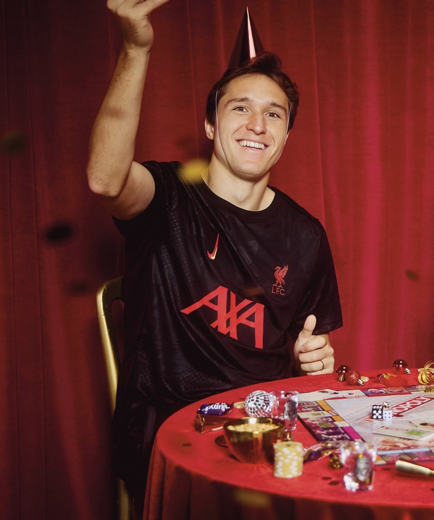 🎄 HOLIDAY SPIRIT: Liverpool launches 2024 Christmas collection with starring Luis Diaz, Alexander Arnold,… in a dazzling photoshoot