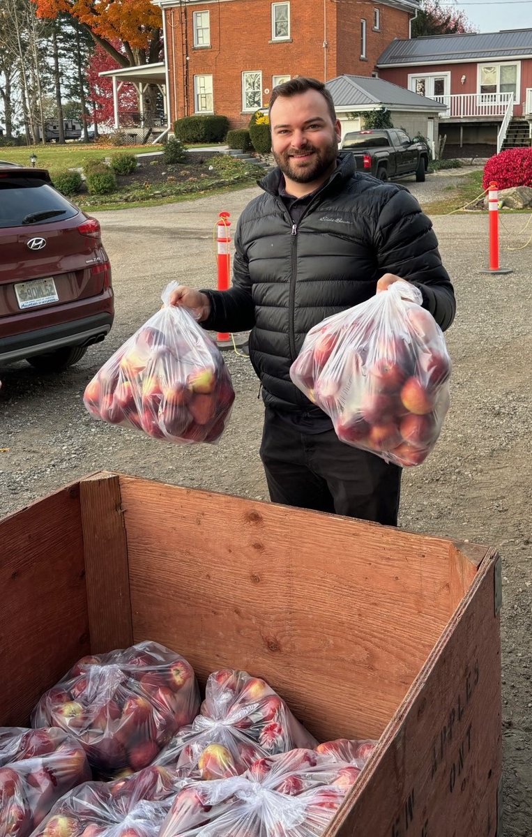 BrantFFT's tweet photo. More @FirstOntarioCU Blue Wave Volunteers assisting with @BrantFFT #CrunchDay apple deliveries today. #feedingstudentsuccess #studentnutritionprograms #ourvolunteersrock https://t.co/0znxP6TiTQ