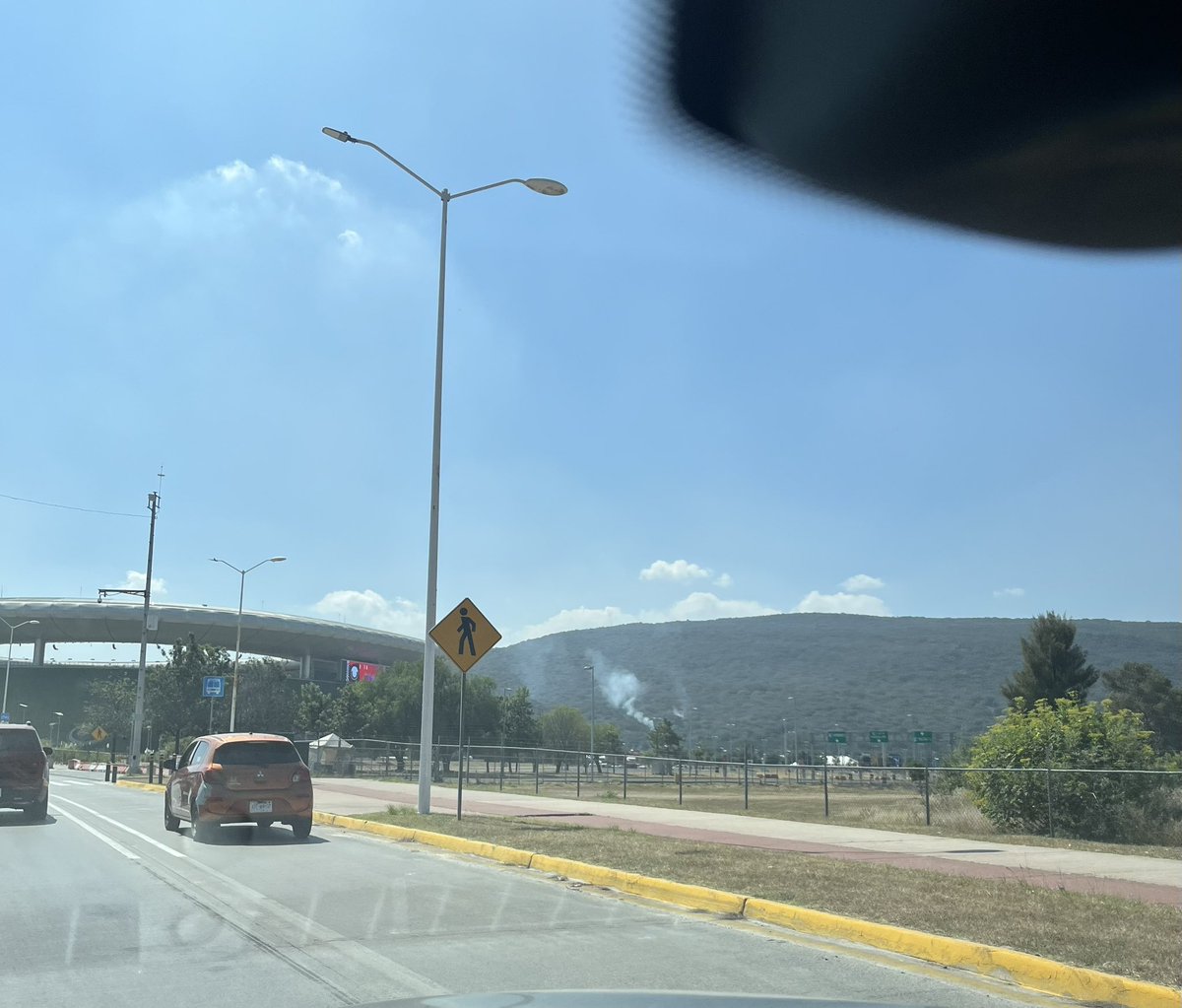 _eri_rom's tweet photo. @UMPCyBZ @Trafico_ZMG incendio en el Bosque de la Primavera a espaldas del Estadio Akron. https://t.co/yKgaYYWSmj