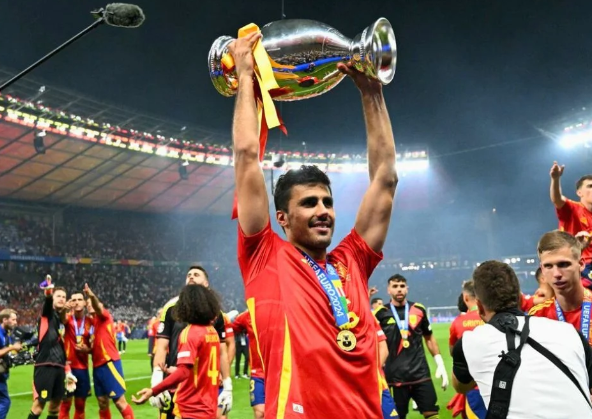 Los corresponsales de la revista francesa France Football enmiendan un error histórico y, tras los ridículos perpetrados años atrás, deciden, por fin, reconocer a un jugador nacido en España como el mejor del mundo.

🇪🇸 DON LUIS SUÁREZ MIRAMONTES, BALÓN DE ORO 1960.

🇪🇸 DON