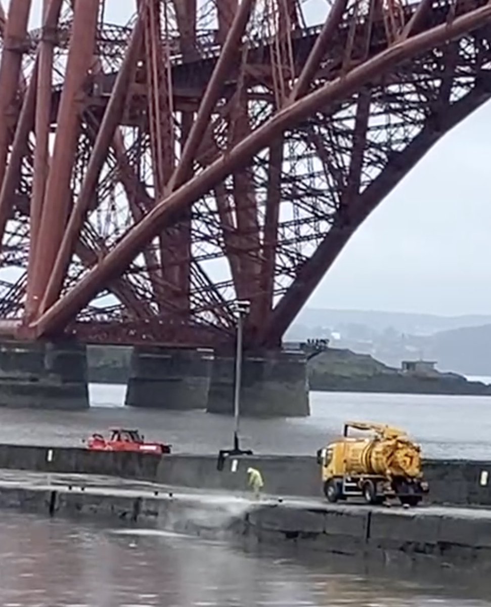 Tramspotter's tweet image. #Edinburgh council is spraying chemicals labelled VERY TOXIC TO AQUATIC LIFE WITH LASTING EFFECTS onto the famous Hawes Pier at #ForthBridge - all in case a cruise passenger slips; 
Please sign &amp;amp; share to save our #marine life #c4news 

petitions.parliament.scot/petitions/PE21…