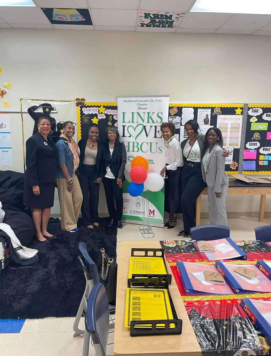 BCCC_Links's tweet photo. “Links LOVE HBCUs”💚🔗🤍
Career Preparedness was the topic as BCCC helped students with mock interviews, elevator speeches and donated professional attire.
#LLHBCUs
#BCCClovesHBCUs
#DressForSuccess 
#HStoHBCU https://t.co/haecxF08fV