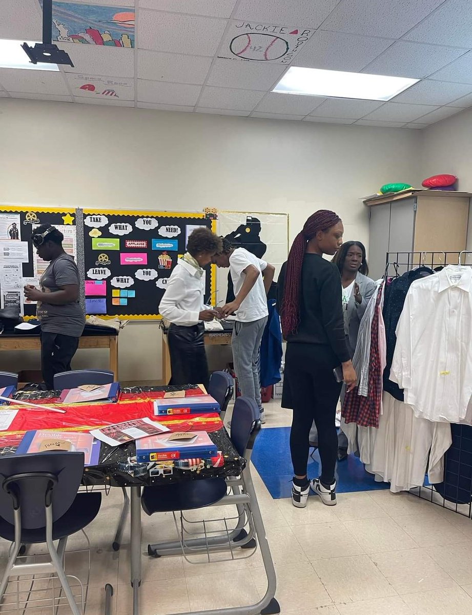BCCC_Links's tweet photo. “Links LOVE HBCUs”💚🔗🤍
Career Preparedness was the topic as BCCC helped students with mock interviews, elevator speeches and donated professional attire.
#LLHBCUs
#BCCClovesHBCUs
#DressForSuccess 
#HStoHBCU https://t.co/haecxF08fV