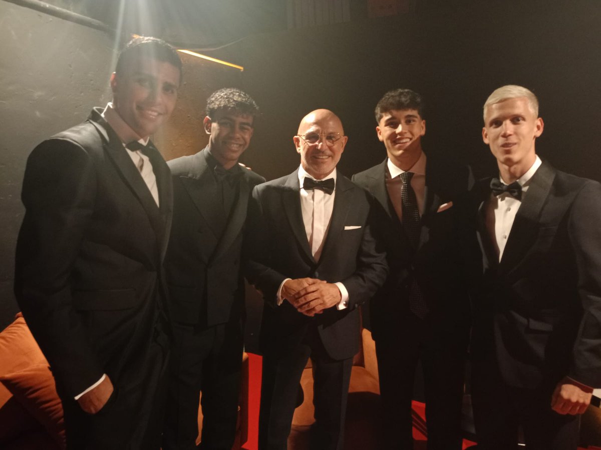 SEFutbol's tweet photo. 📸👀 Si nos pedís que nos colemos en el backstage, pues nos colamos y os traemos este FOTÓN.

¿Alguien más ve 𝘁𝗿𝗲𝗺𝗲𝗻𝗱𝗮 𝗔𝗨𝗥𝗔?

#VamosEspaña | #BallonDor https://t.co/P40j7GvI8F