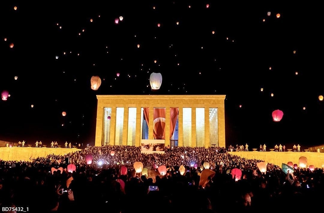 Büyük Atatürk!
Seni seven ve anlayan bir gençlik her daim var olacaktır.