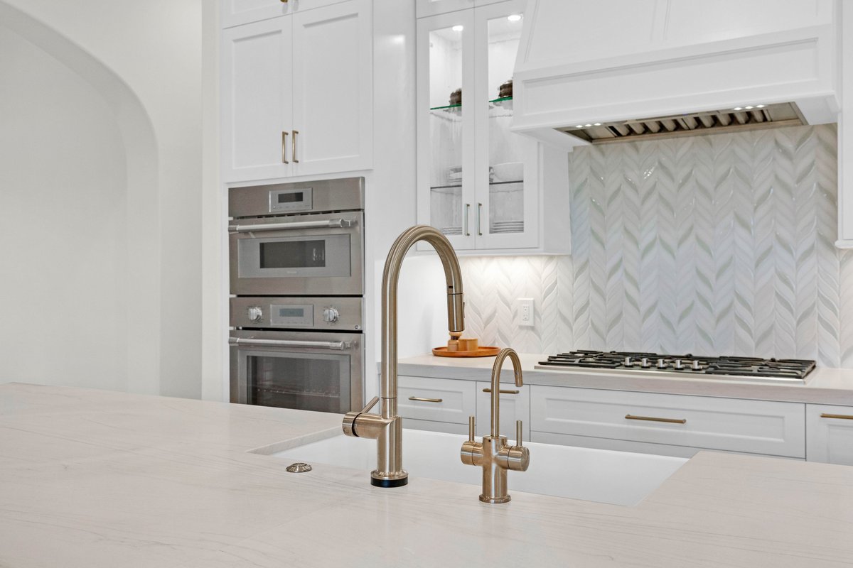 SCMDESIGNGROUP1's tweet image. scm-design.com/services
I’m excited to share one of my favorite kitchen designs! This space featured stunning custom cabinets that maximized both style and storage. Equipped with top-of-the-line Thermador appliances, every meal became a culinary adventure!