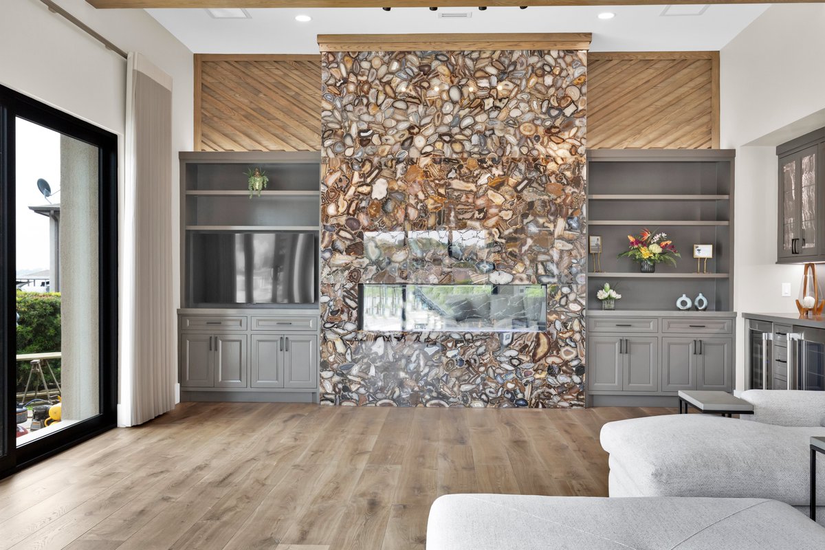 SCMDESIGNGROUP1's tweet image. We are excited to share one of the most stunning rooms from a recent lake house project! With breathtaking views that capture the essence of lakeside living, this space truly feels like a retreat. 📷📷