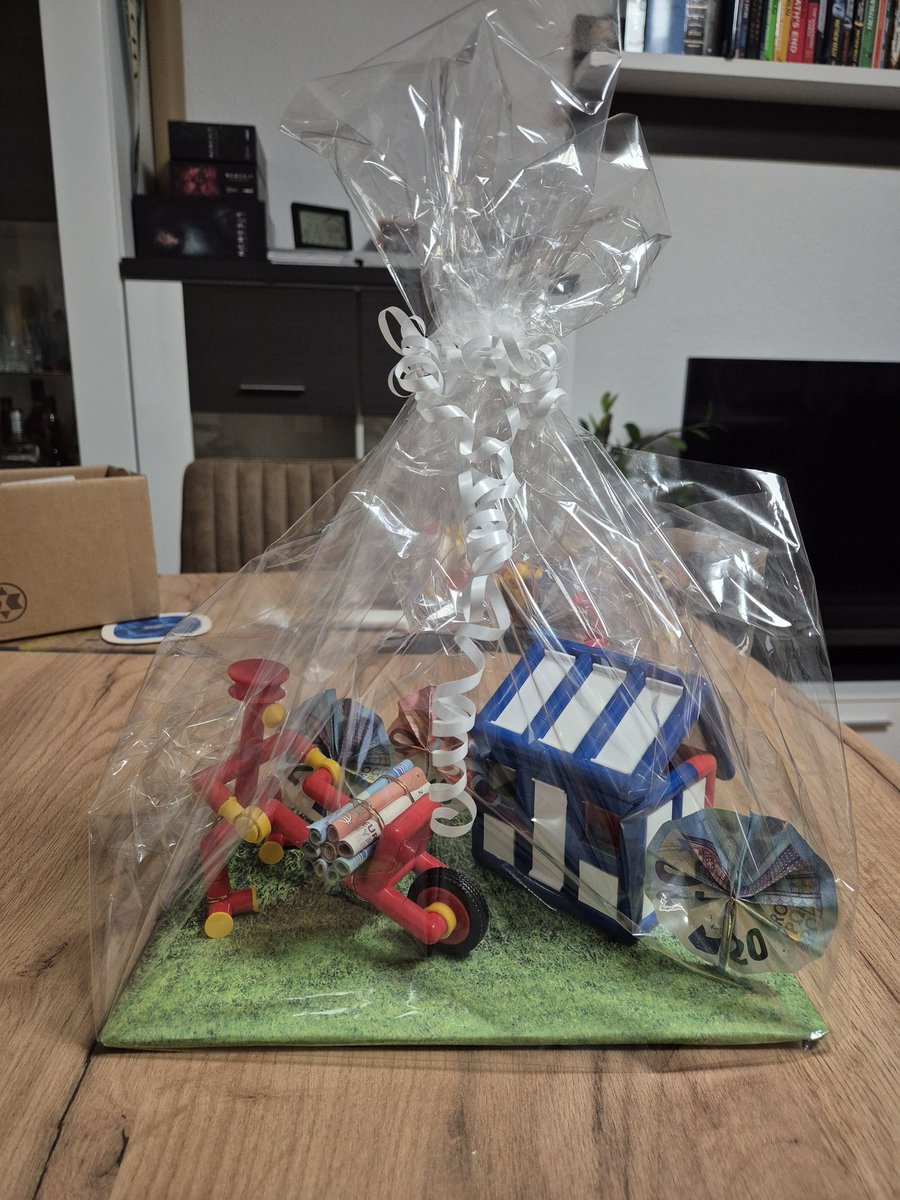 StuntmanIX's tweet photo. Irgendwie bin ich echt stolz auf das Geschenk für meinen Cousin zur Hochzeit! 😄
Mal sehen ob es 3 Umladen übersteht 😅 https://t.co/7kaqF19et9