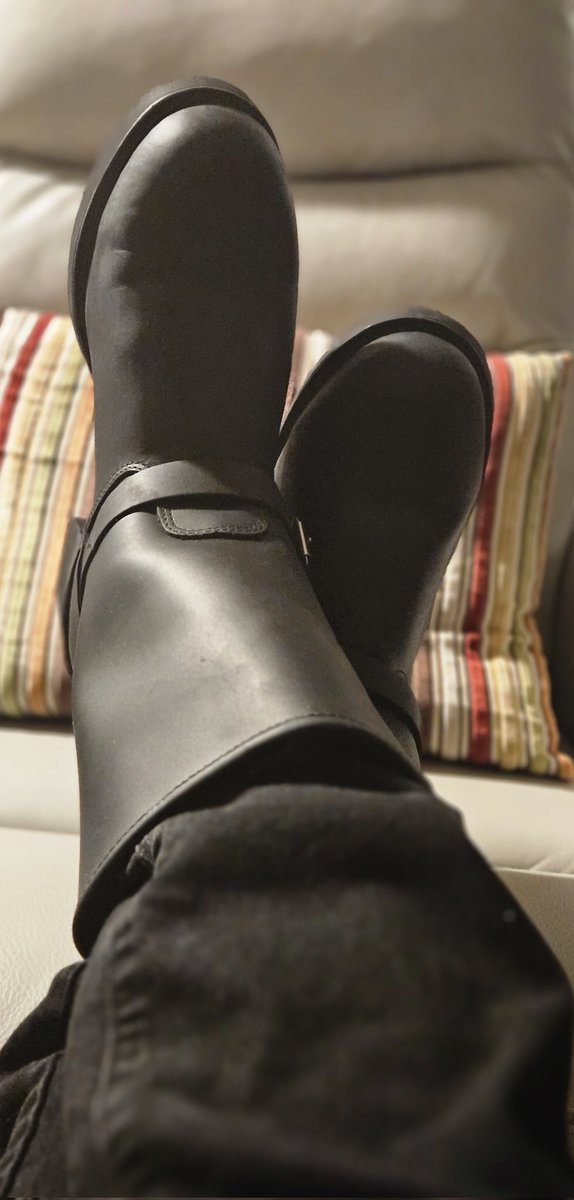 BudeeSir's tweet photo. Had sm fun @FascinationKink Beer Bust! Won these killer boots from @helensleather  &amp; direct from feet of The Leather Gentleman. Chatted
 with @JackUSA2007 @dyger &amp; @Jai_Boi_617 @lthrarchitect @Tank_uwu @burning_under &amp; his Sir, and more. https://t.co/MFbo6XPRat