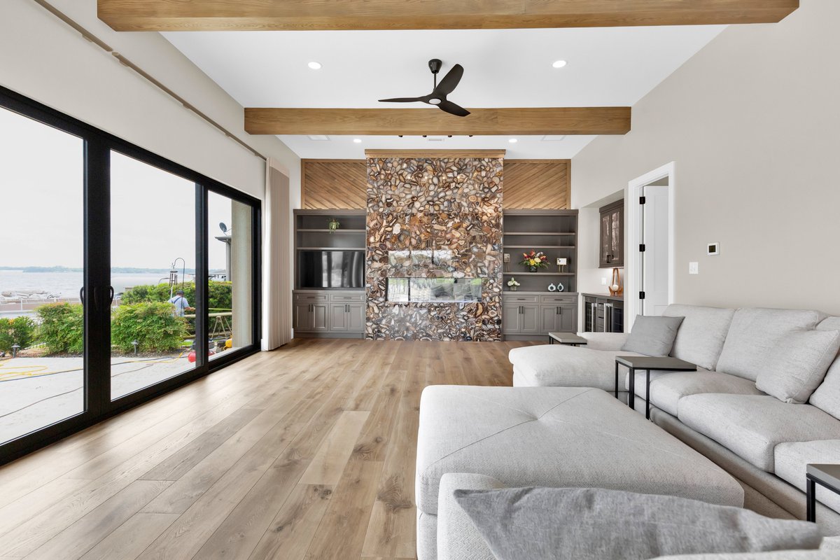 SCMDESIGNGROUP1's tweet image. We are excited to share one of the most stunning rooms from a recent lake house project! With breathtaking views that capture the essence of lakeside living, this space truly feels like a retreat. 📷📷