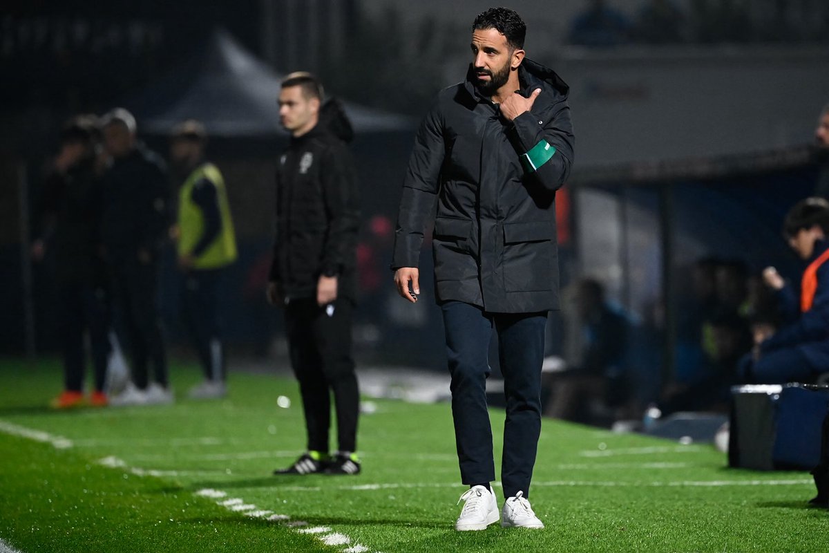 jdotlarge's tweet photo. Need to see this man kitted out in Adidas Spezial clobber on the Old Trafford touchline asap https://t.co/fAoIq4AYO2