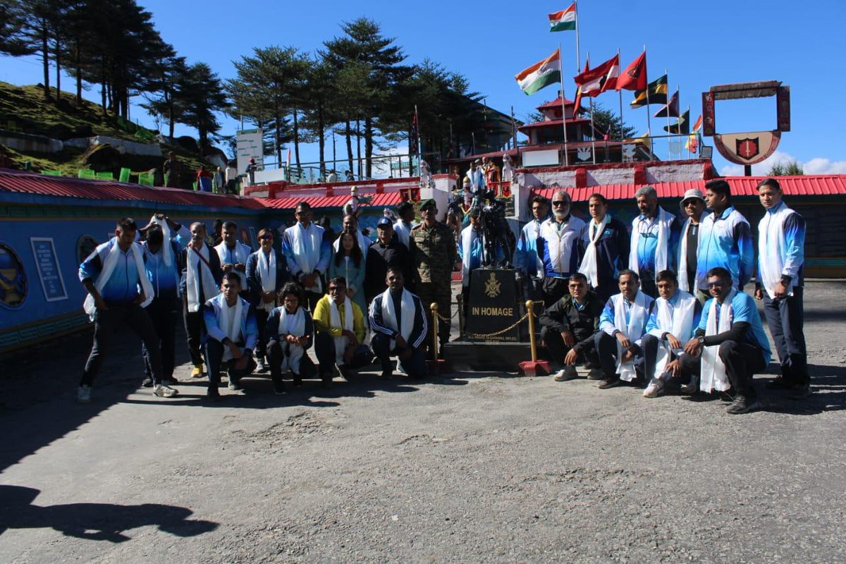 GajrajCorps_IA's tweet photo. Honouring our heroes this #InfantryDay ! The Indian Army and Indian Air Force unites as part of Vayu Veer Vijeta memorable car rally, halting at the #Jaswantgarh War Memorial as they move from #Thoise to #Tawang. Remembering the sacrifices and valour of our brave soldiers, Wreath was laid by members of Car Rally and Commander, #Sela to pay homage to brave soldiers on #InfantryDay!
#InfantryDay
#IndianArmy #indianairforce
@adgpi
@GajrajCorps_IA
@selawarriors