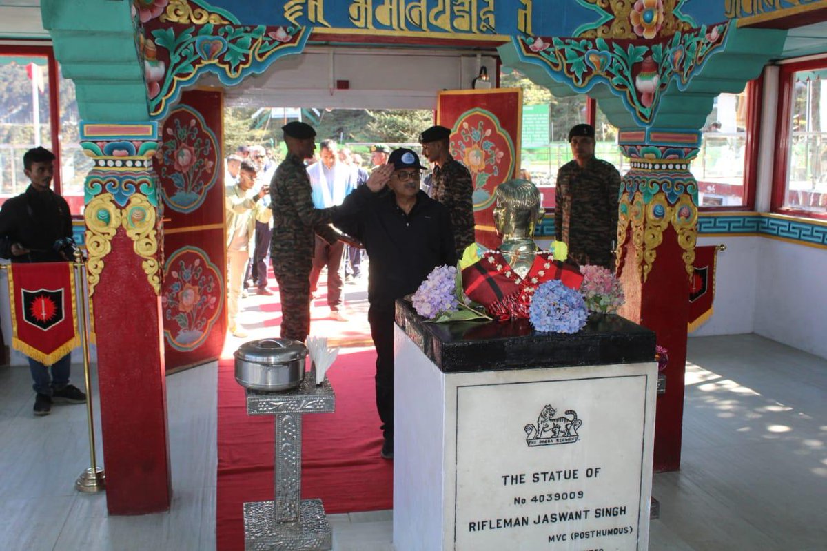 GajrajCorps_IA's tweet photo. Honouring our heroes this #InfantryDay ! The Indian Army and Indian Air Force unites as part of Vayu Veer Vijeta memorable car rally, halting at the #Jaswantgarh War Memorial as they move from #Thoise to #Tawang. Remembering the sacrifices and valour of our brave soldiers, Wreath was laid by members of Car Rally and Commander, #Sela to pay homage to brave soldiers on #InfantryDay!
#InfantryDay
#IndianArmy #indianairforce
@adgpi
@GajrajCorps_IA
@selawarriors