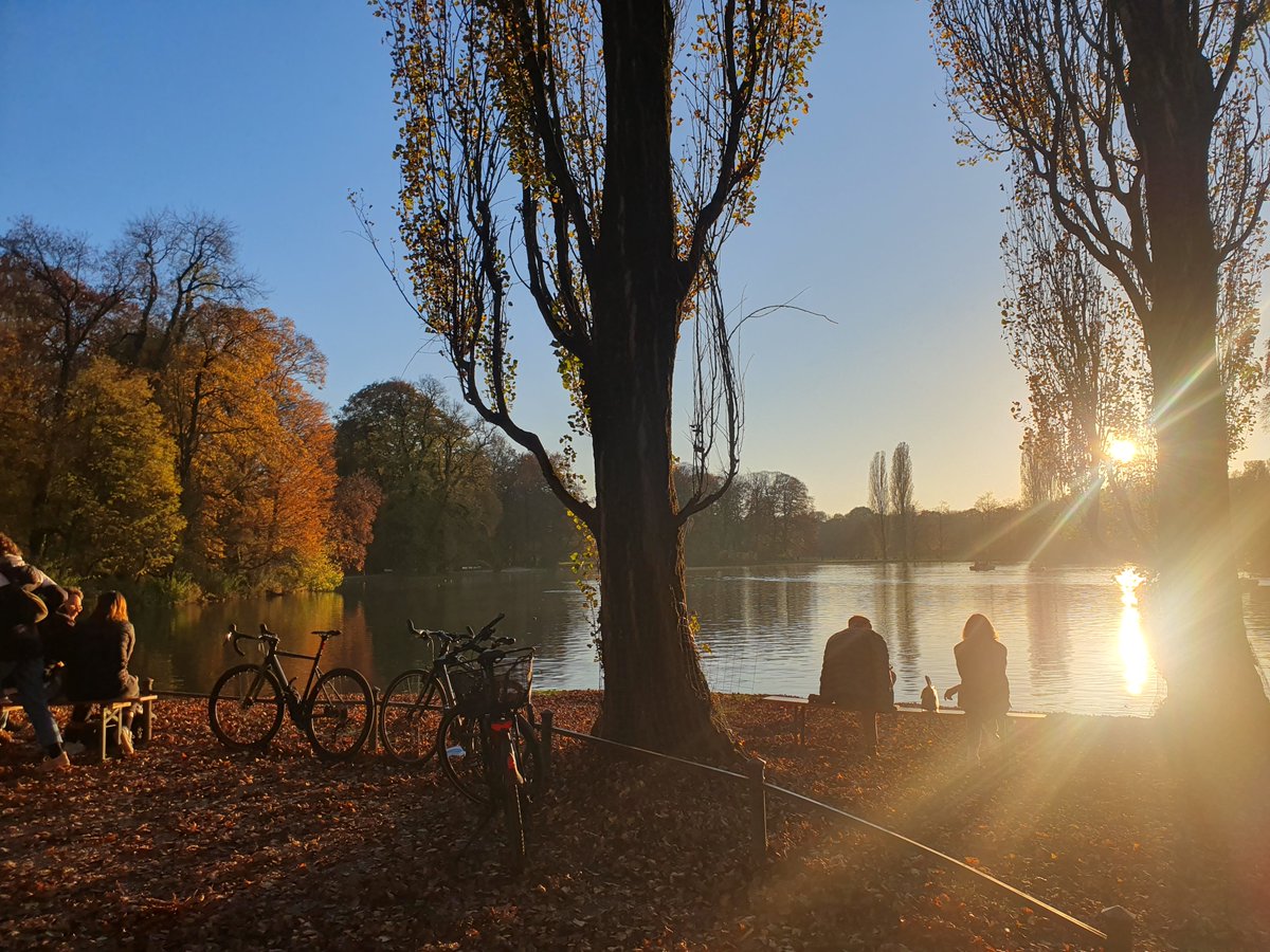 MartaTopor's tweet image. Attending #MetaRep2024 in Munich.
Great organisation, wonderful location, an anbsolutely beautiful fall season.
Went for a run this afternoon and I can't get enough!
(Yes, I saw a person surfing on the river 🙉)
