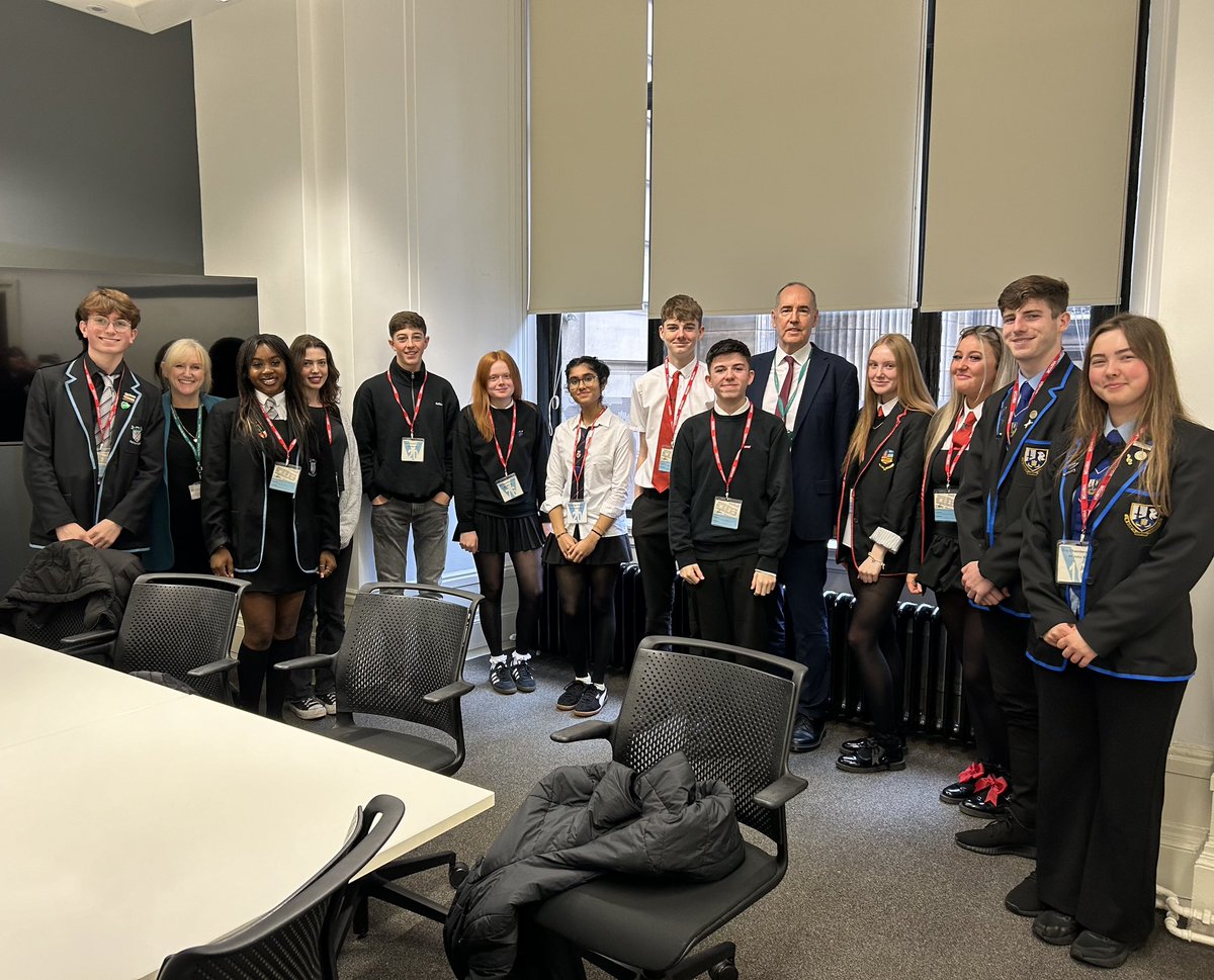 Jane_Arthur_'s tweet image. An absolute pleasure to meet with school captains &amp;amp; young leaders @HillheadHS @HyndlandSec @johnpaulacademy @LochendHigh @smithycroft282 today along with @Doug_GCC @JeanMil09459364 great dialogue about #SQA #learningandteaching #digital #equalities #leadership 🌟🌟#futureleaders
