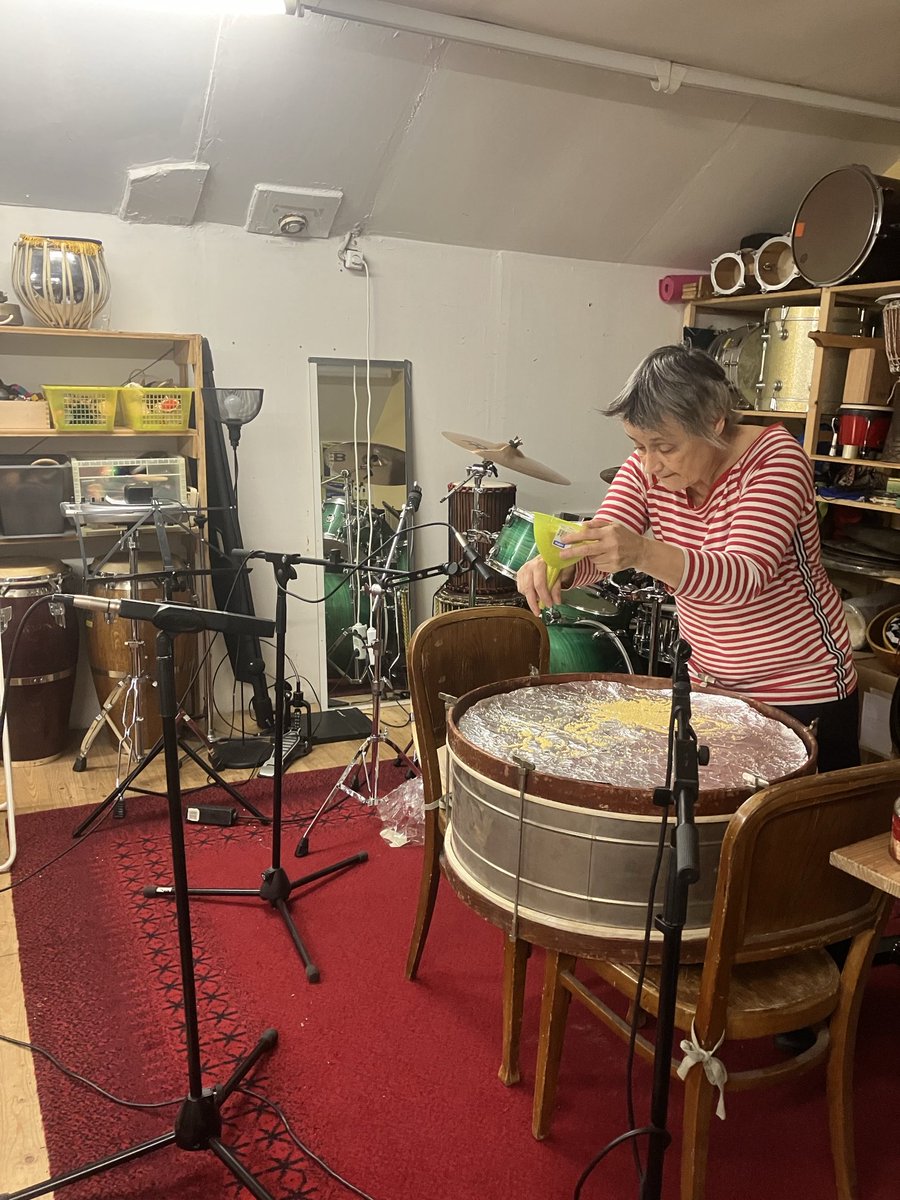 More from today’s ’Weather Events’ recording - here Elisabeth Flunger is covering the outline of Lake Garda with millet. Why? Why not?