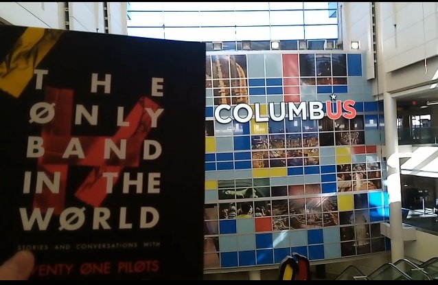 top_cmplt_dvrsn's tweet photo. twenty one days ago I took a photo of @TheOnlyBandITW book in front of the Columbus airport sign, on my last day In Cbus after going to the 3 @twentyonepilots #clancycbus shows https://t.co/eYL23cVdxi