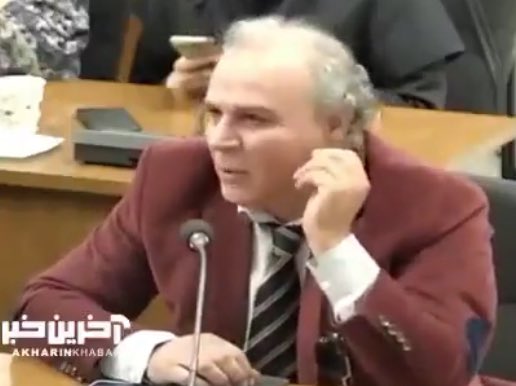 ‌ 
تا این‌جای کار، این آقای کراواتی (که اگه بخواد تو هر سازمانی استخدام بشه گزینش ردش می‌کنه) از خیلی «یقه‌تاحلقوم‌بسته‌»های «پیشو‌نی‌سنگی» در مورد وطنش متعصب‌تر بوده. 
‌ 
#روس_های_شارلاتان
‌