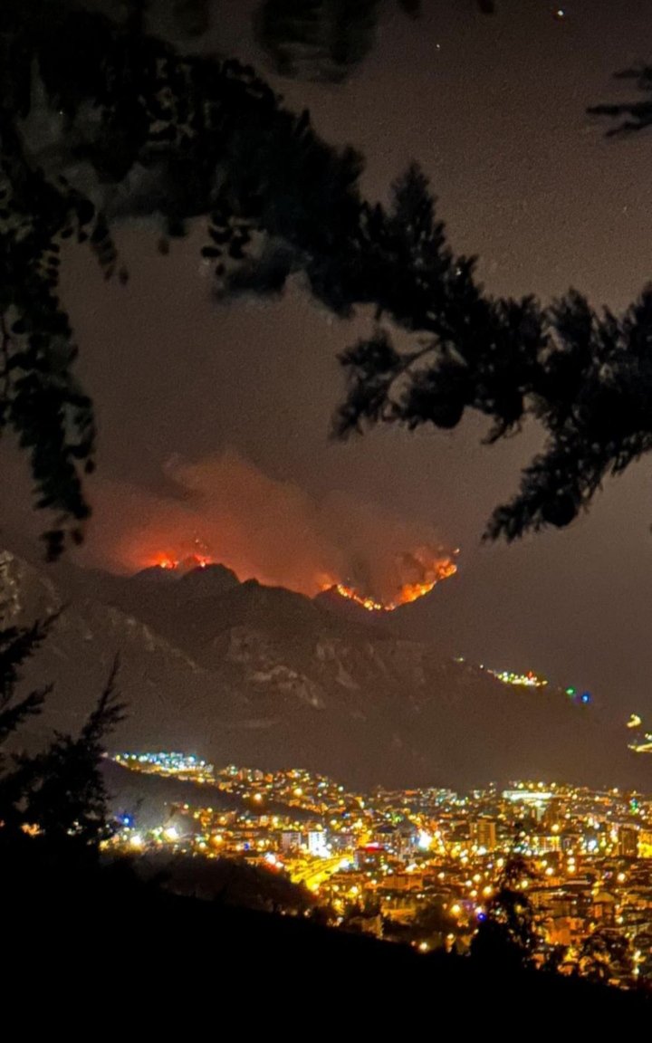 kahramankrmn58's tweet photo. Denizli'de beş gündür yangın olduğu, bazı yerlerde o kadar ilerledi ki şehrin merkezine ulaşmak üzere olduğunu yerel halk ifade ediyor.

Bir duyarsızlık söz konusu mu?  

#denizliyanıyor https://t.co/jhVZBY5309