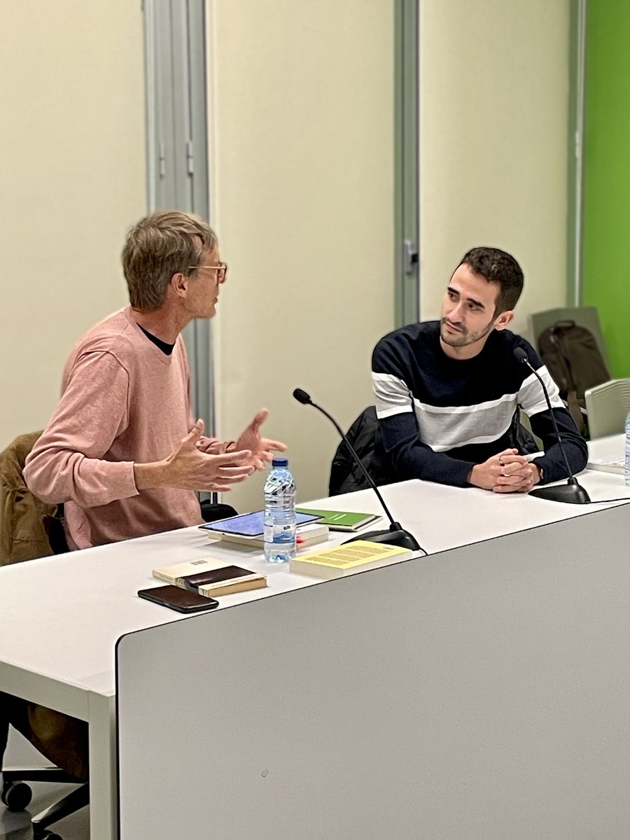 bibgironella's tweet photo. El Club de Lectura de Novel·la ha tingut un convidat de luxe, l'escriptor navassenc @xmascraviotto, que ha conversat amb el nosaltres sobre "La pell del món" (@laltraeditorial) 📖 Moltes gràcies per la visita!

#lletresenviu @lletres #bibliotequescat #bibliotequesxbm https://t.co/Jvos401ruJ