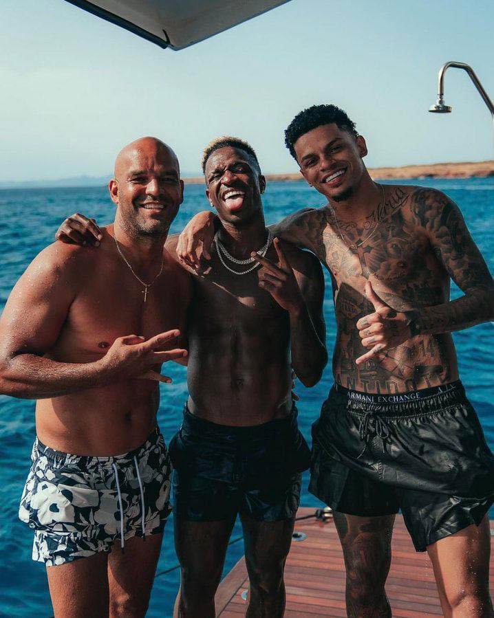 Imai_mma's tweet image. 🚨 Le meilleur ami de Vinicius, Fernando Sucre actuellement incarcéré dans l'illinois s'exprime sur le #BallonDor 

"Depuis que Vinicius fréquente Killian Mbappe j'ai l'impression qu'il a la barakah à Lincoln Burrows, il subit une injustice"