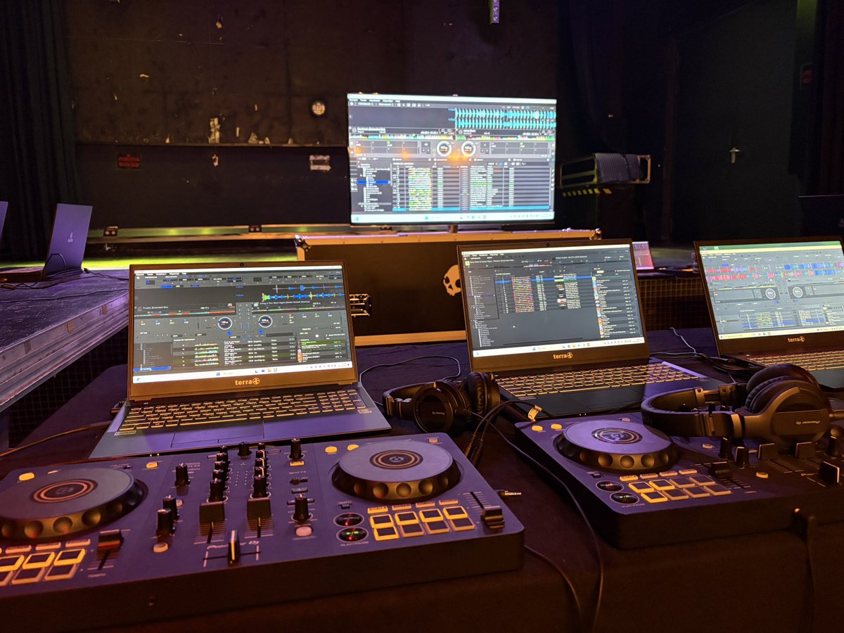 DJ Lessen op locatie met Pioneer DJ FLX4 - Terra laptops en Pioneer CUE1 koptelefoon. 

#dj #educatie #Breda #davehipke #news