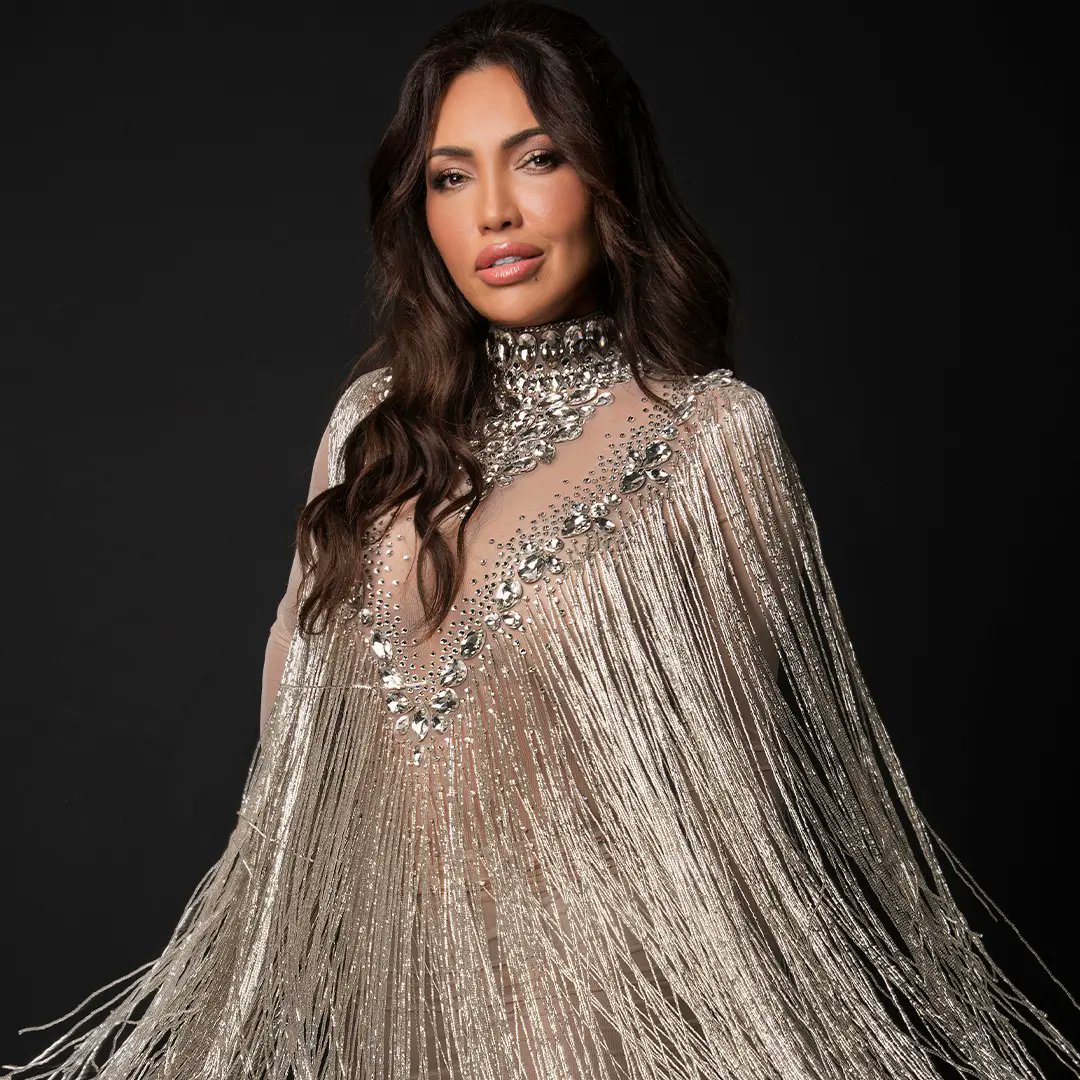 Flamboyant_Shop's tweet photo. Karinah conhece Alcione de longa data, e tem a Marrom como referência na música e na carreira. Está acompanhando a cantora em sua turnê desde agosto e fará uma apresentação especial de abertura no palco do Flamboyant In Concert.

#flamboyantinconcert #alcione #karinah https://t.co/tBXpdPd8Ye