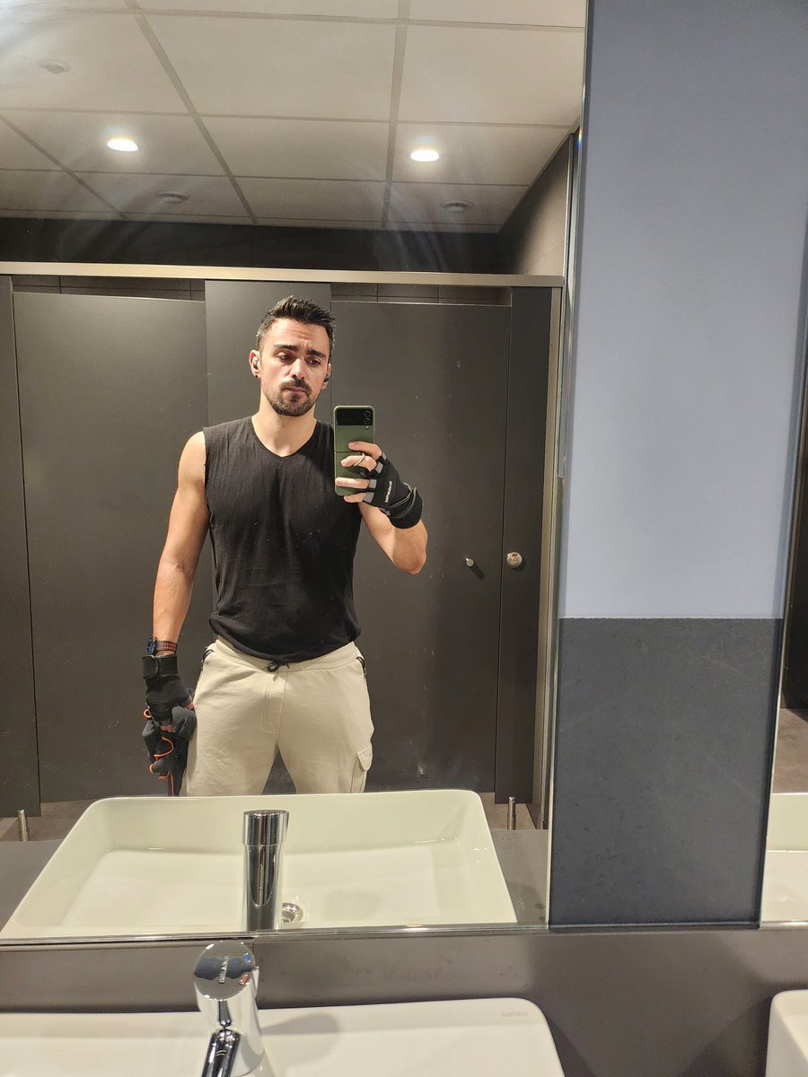 adgarez's tweet image. Será la camiseta más roñosa que tengo pero es que me gusta para el gimnasio.