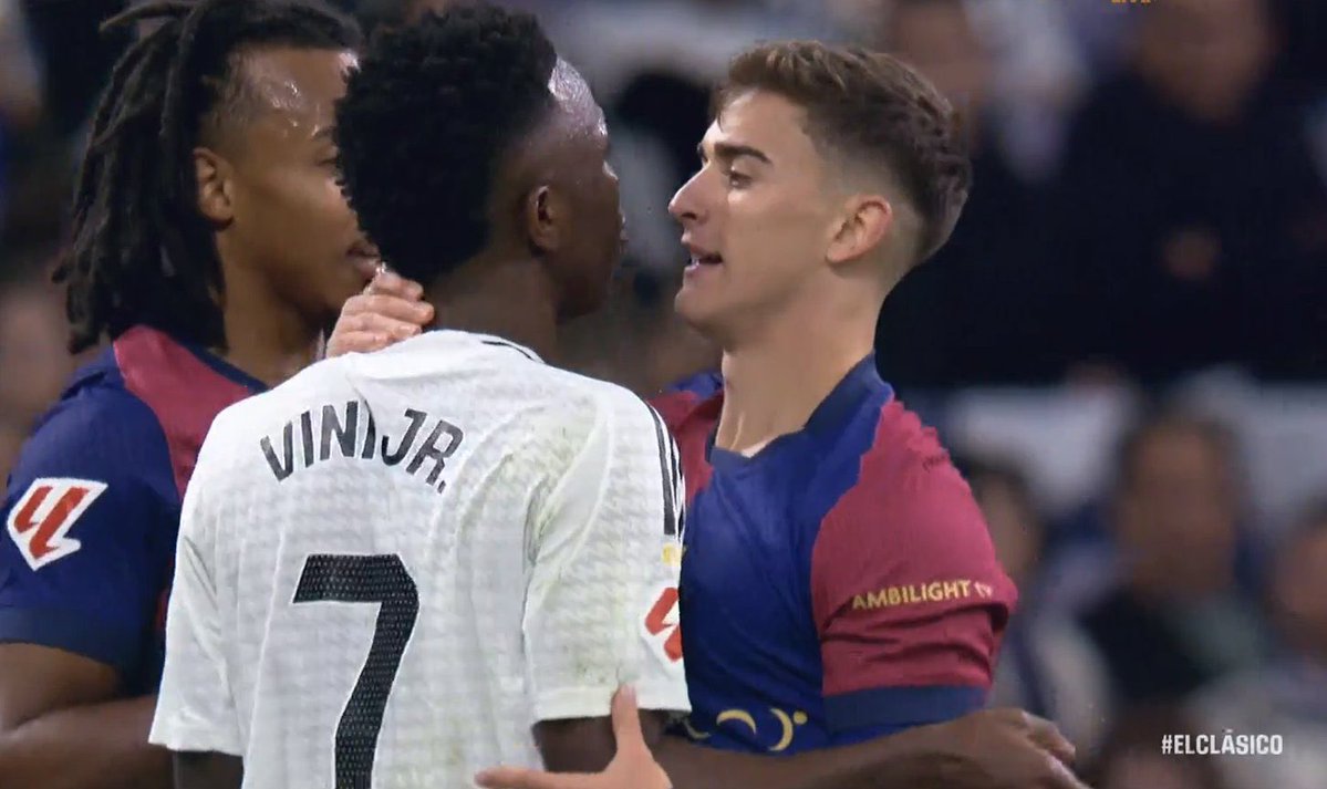 ActualiteBarca's tweet photo. Vinicius à Gavi lors de leur duel lors du Clasico : « Lundi, je vais gagner le Ballon d'Or »

Ce lundi, le brésilien ne remporte pas le Ballon d'Or. 🕵️‍♂️ https://t.co/SEooegmKII