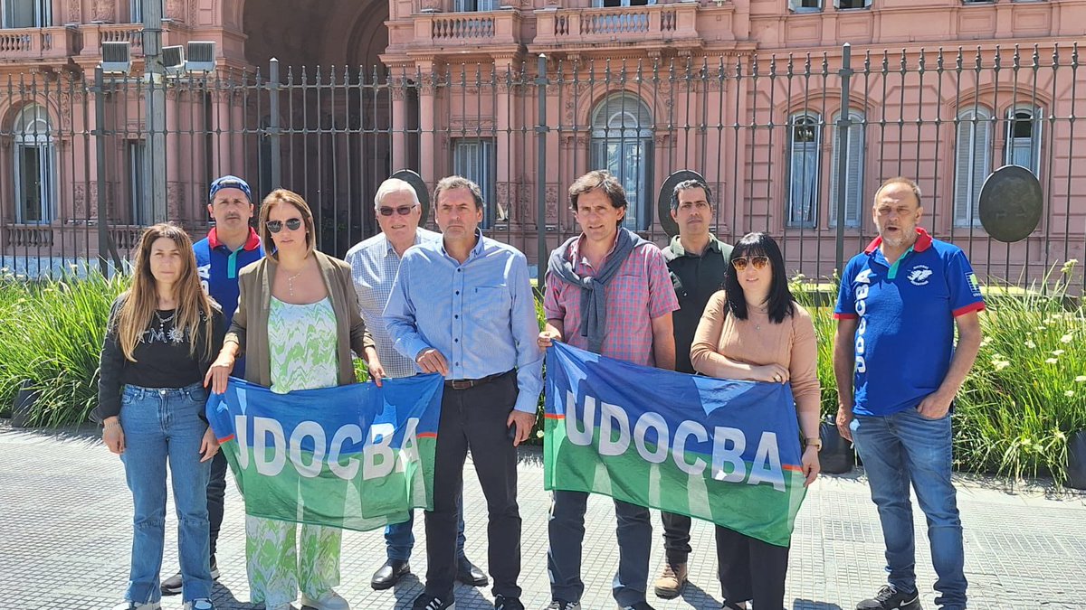 udocbacentral's tweet photo. 📝Hoy, nuestro Secretario General @AlejandrooSalce, la Secretaria Adjunta @adrianamonje80 y miembros del Consejo Directivo Provincial estuvieron presentes en la Casa Rosada, para notificar al Estado Nacional de un fallo cautelar https://t.co/Pv9C0nRrRB