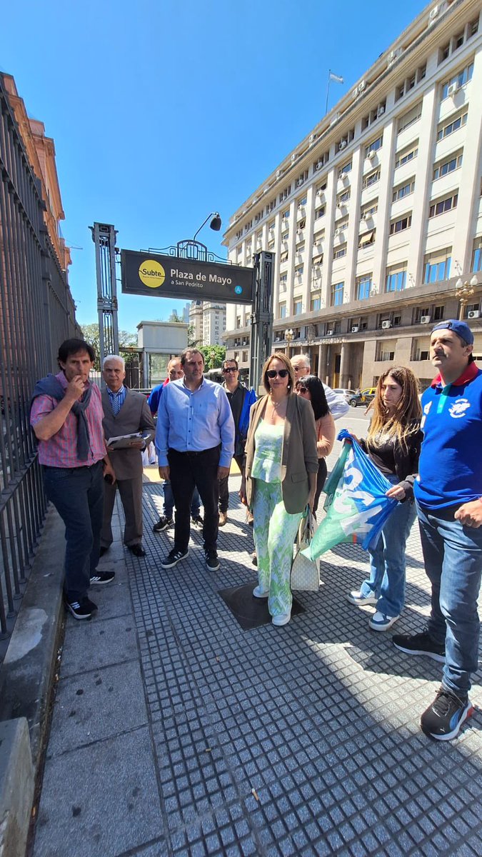 udocbacentral's tweet photo. 📝Hoy, nuestro Secretario General @AlejandrooSalce, la Secretaria Adjunta @adrianamonje80 y miembros del Consejo Directivo Provincial estuvieron presentes en la Casa Rosada, para notificar al Estado Nacional de un fallo cautelar https://t.co/Pv9C0nRrRB