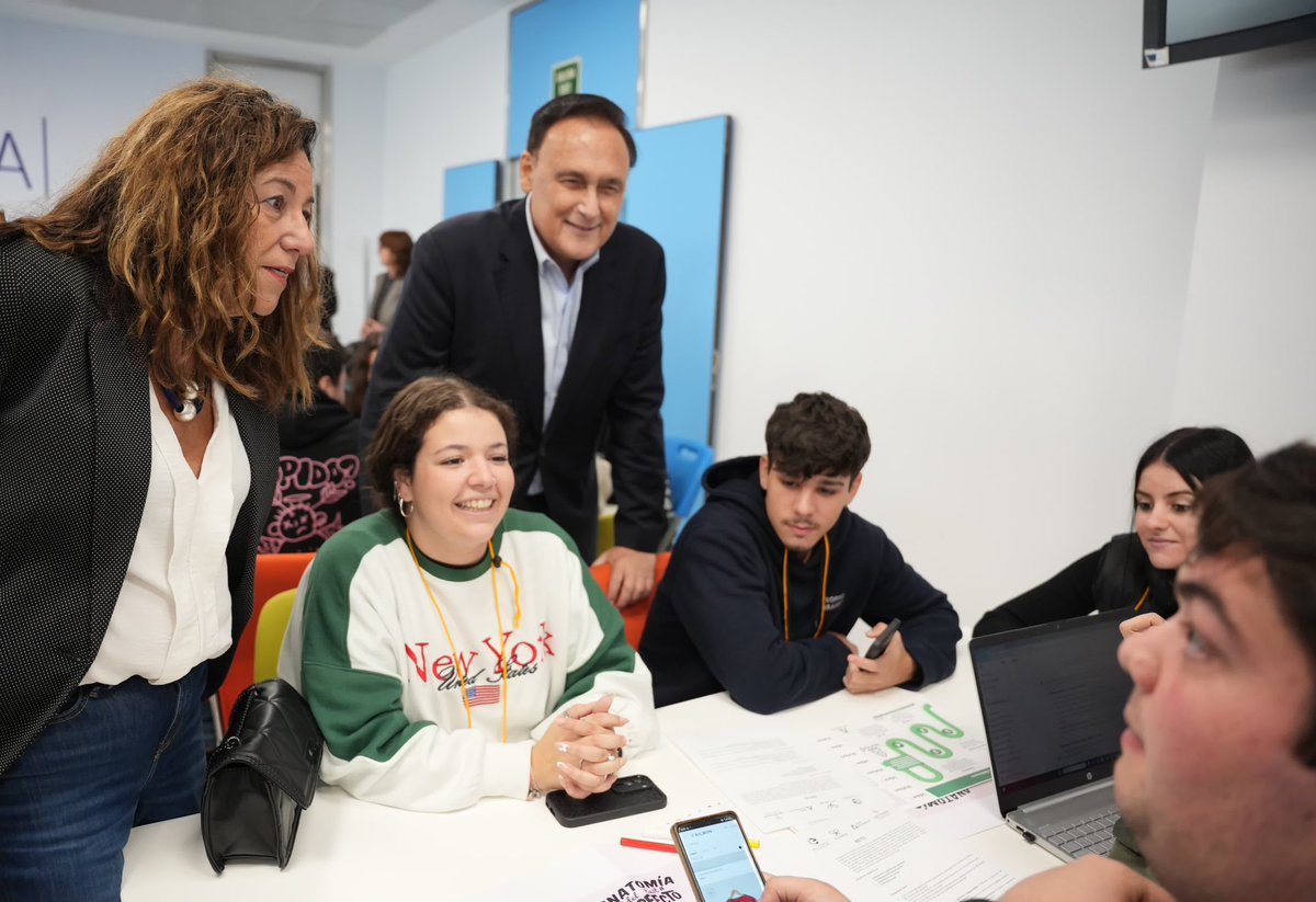 GoVillamandos's tweet photo. En el #DiaDeEmpresa #AND hemos desarrollado un #hackathon con estudiantes de #FP del @CPIFPLosViveros 

Actividad desarrollada por @educaand y @universidadand junto a @aemprende para fomento del #emprendimiento

💚🤍💚 Tierra de #TALENTO #CREATIVIDAD #EMPRENDIMIENTO e #INNOVACION https://t.co/VOrzUfGWWU