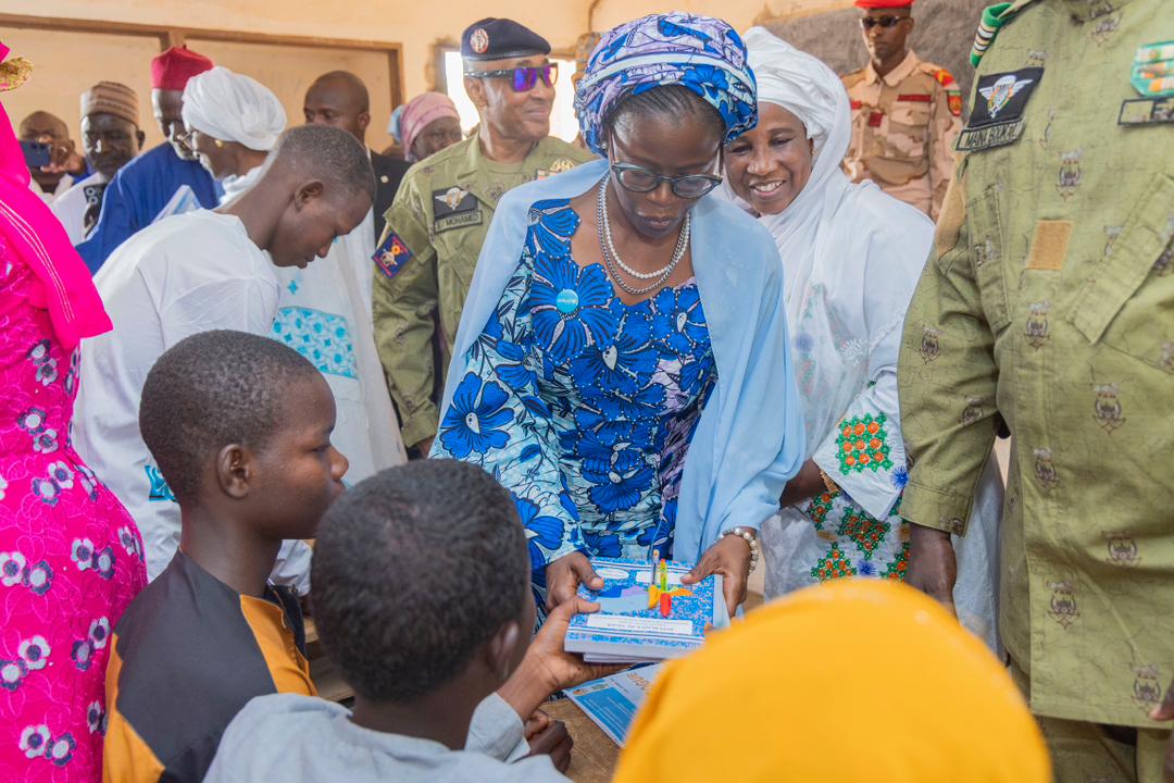 Ce matin à Kollo,Tillabéry, nous étions avec la Min. de l'Éducation Nationale, Dr Elisabeth Shérif, pr lancer la rentrée scolaire. L’UNICEF a réaffirmé son engagement à soutenir l'éducation pr tous les enfants, avec une attention particulière aux enfants touchés par les conflits.