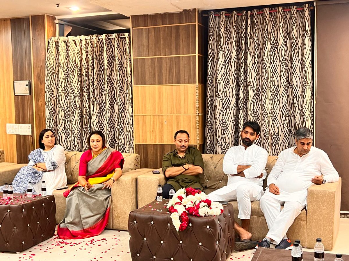 NBhardwajINC's tweet photo. आज इंडिया गठबंधन गाजियाबाद शहर विधान सभा चुनाव  हेतु कंडीनेशन  कमेटी की  मीटिंग आराधना मिश्रा जी प्रदीप नरवाल विदित चौधरी समाजवादी पार्टी के ग़ाज़ीबाद के प्रभारी श्री अनुराग भदौरिया  कांग्रेस की  राष्ट्रीय प्रवक्ता डॉली शर्मा समाजवादी पार्टी  और  कांग्रेस के जिला  एवं  सहर अध्यक्ष  एवं   गठबंधन के प्रत्यासी   श्री  सिंह राज जाटव जी के साथ  समजवादी और कांग्रेस के  अन्य नेताओ के साथ मीटिंग में शामिल थे
