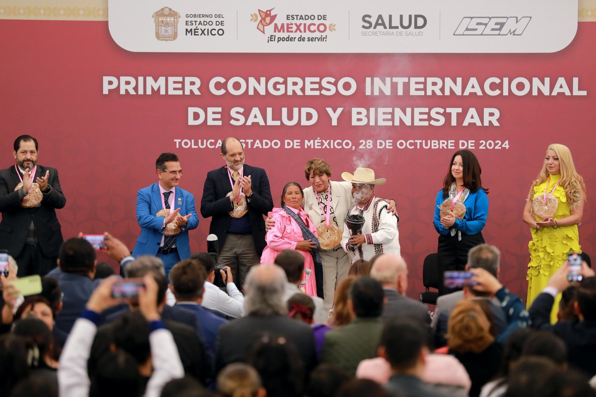 BienestarEdoMx's tweet photo. El secretario de Bienestar @jcgrmx acompañó a la Gobernadora @delfinagomeza a la inauguración del Primer Congreso Internacional de Salud y Bienestar, brindando un espacio de oportunidades de crecimiento profesional a través de ponencias, conferencias y paneles de expertos. https://t.co/yvP04ixvV5