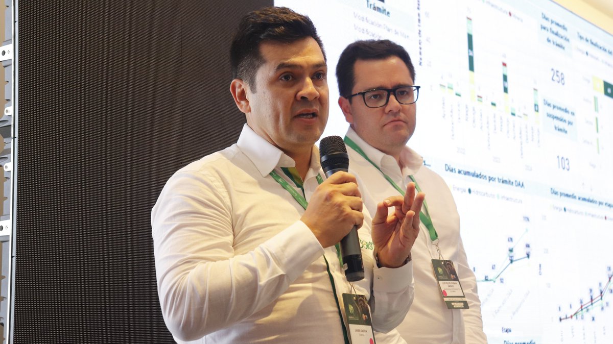 Consga_'s tweet photo. Nuestro Gerente General, Javier García, y @LuisFelipeG19 lanzan el primer reporte de #MoLA: un análisis clave sobre los tiempos reales del licenciamiento ambiental en los sectores de minería, hidrocarburos, energía e infraestructura. 
https://t.co/TDMQWQKOkp https://t.co/TDXcilU6pb