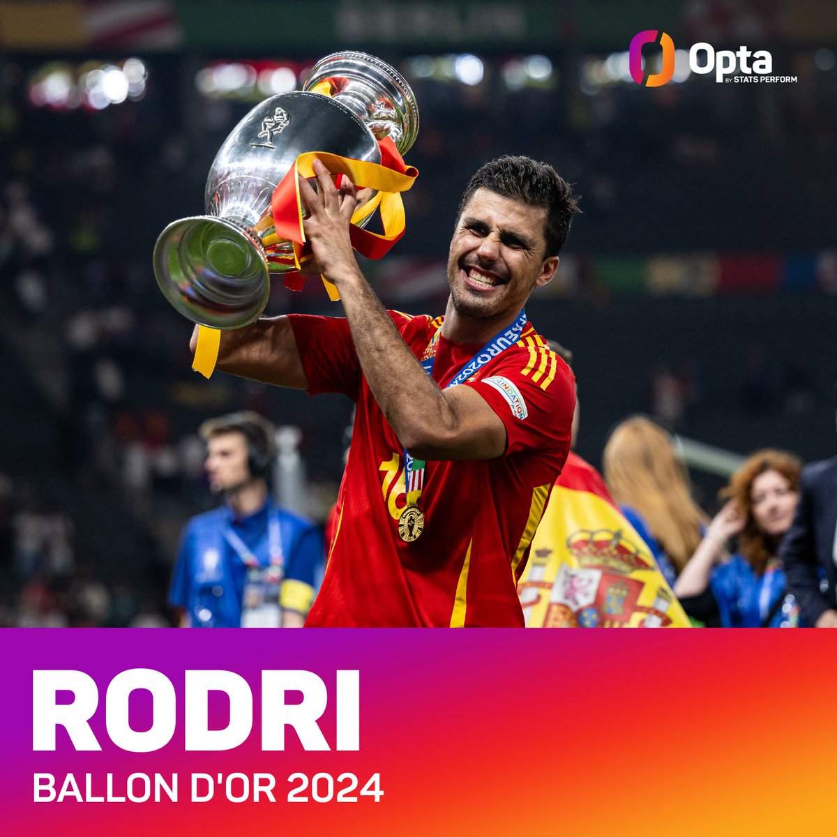 OptaPaolo's tweet photo. 3 - #Rodri è diventato solo il 3° giocatore di nazionalità sportiva spagnola a vincere il Pallone d’Oro dopo Alfredo Di Stéfano (nel 1957 e nel 1959) e Luis Suárez (nel 1960). Oro.

#BallonDor https://t.co/3lXoSNSMMW