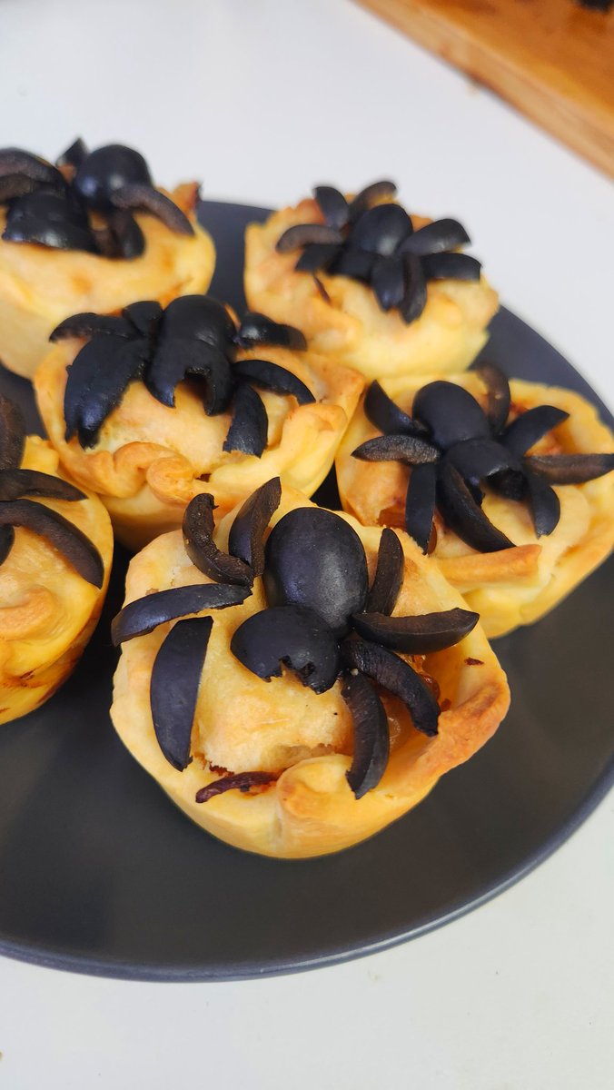 TofuMasque's tweet photo. made some vegan miniquiche (filling with onion and vegan bacon) for halloween https://t.co/OgHnbRS7iZ