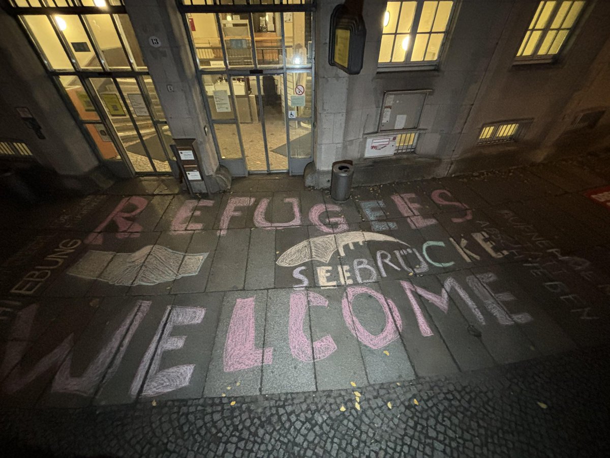 Wir haben uns gestern auch an der Kreideaktion der <a href="/SeebrueckeDD/">Seebrücke Dresden</a> gegen die Ausländerbehörde Dresden beteiligt. Vielen Dank für die organisation dieser Aktion! #KeinMenschistillegal #dd2710