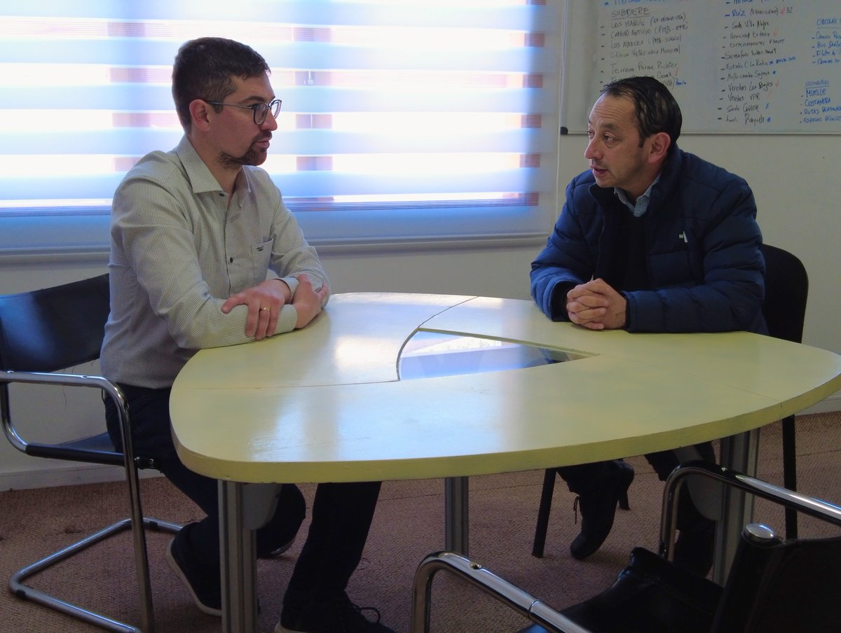 Se reunieron el Alcalde de la comuna de #Frutillar Sr. @cesarhuenukeo  y el Alcalde electo Sr. Javier Arismendi . Se trataron diversos temas de interés comunal y se tomaron los acuerdos necesarios para la entrega de la información de la gestión municipal