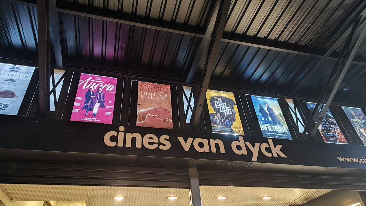 rodrigocortes's tweet image. Aquí vi a los trece «El color del dinero», la primera peli de Scorsese en la que me caí en mi vida. Y aquí hago un coloquio dentro de media hora, cuando acabe el pase especial de #ESCAPE en Salamanca.