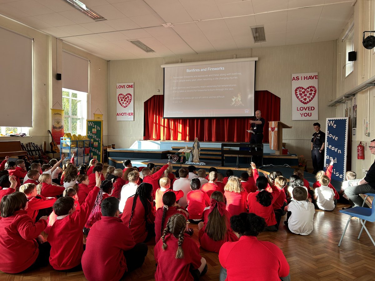 SacredHeartM23's tweet photo. A big thankyou to @manchesterfire service for coming into school today to speak about fire and bonfire night safety 🔥 🎆 https://t.co/mYaDxbgNl2