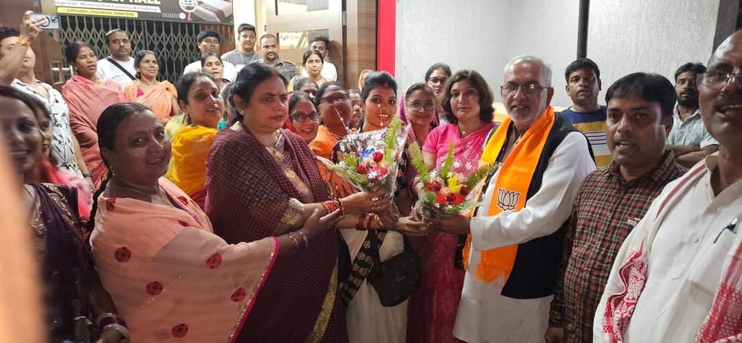 ManojYadav_bjp's tweet photo. मातृशक्ति का विश्वास बीजेपी के साथ!!

बरही स्थित होटल ओम पैलेस में जीप सदस्या श्रीमती प्रीति गुप्ता के अगुवाई में बरही की बहनों से संवाद करने का अवसर मिला। मातृशक्त से आशीर्वाद लिया और आने वाली 13 नवम्बर को भाजपा के पक्ष में वोट करने की अपील की। https://t.co/B50ZYBzI7h